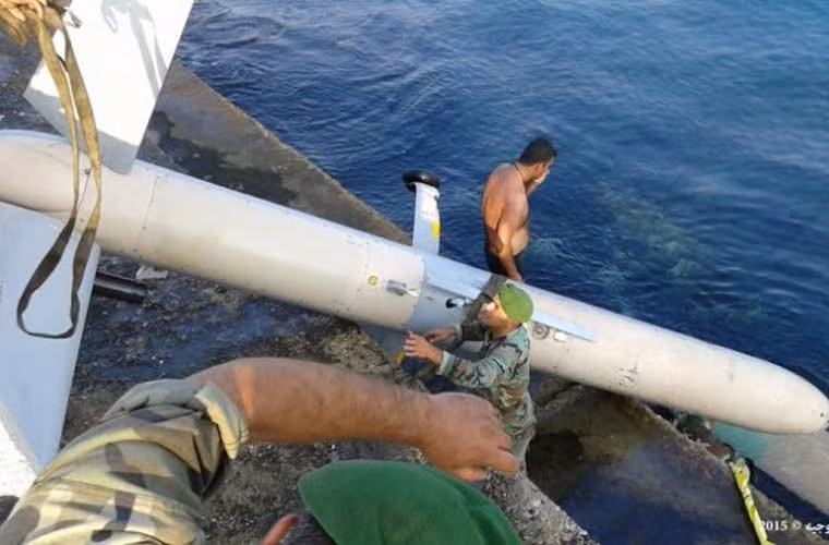 Các lực lượng an ninh Lebanon tuần qua thu giữ một xác máy bay không người lái của Israel dưới biển. Không rõ, chiếc UAV này gặp trục trặc kĩ thuật hay là bị bắn hạ.