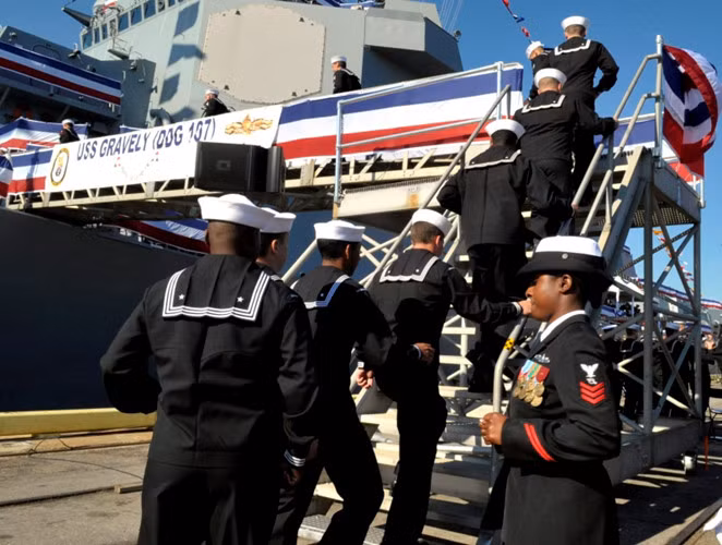 Trên tàu khu trục mang tên lửa dẫn đường lớp Arleigh Burke này có tổng cộng 370 sĩ quan và thủy thủ đoàn. Ảnh: Hải quân Mỹ