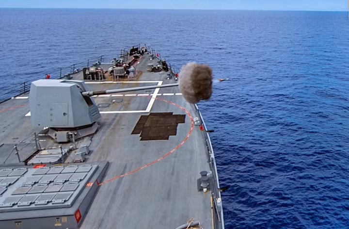 Ngoài ra, tàu còn được trang bị một khẩu pháo 127/62mm, 2 khẩu 25mm, 4 khẩu 12.7mm và 2 ống phóng ngư lôi Mk 46 cùng 1 khẩu pháo đối hạm Phalanx. Ảnh: Hải quân Mỹ