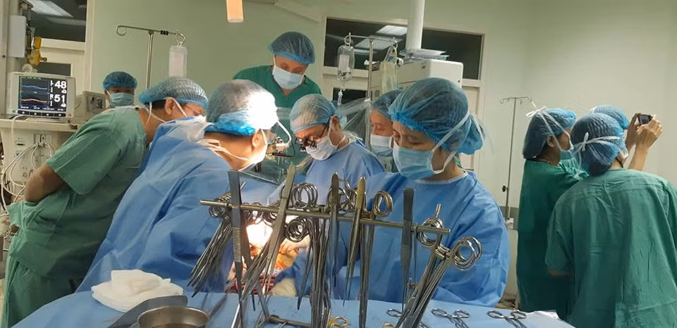 Thanh nien 27 tuoi hien tang toan bo noi tang cuu song 4 nguoi-Hinh-2