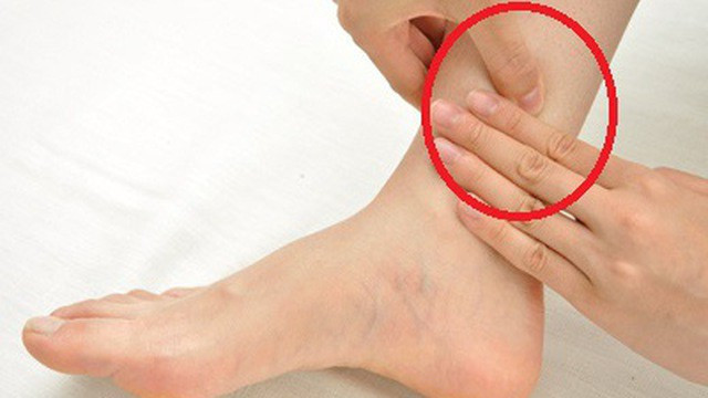 7. Bấm huyệt tam âm giao: Huyệt tam âm giao ở vùng mặt trong của cổ chân. Tính từ đỉnh xương mắt cá trong, huyệt nằm cách vị trí bằng chiều rộng của 4 ngón tay. Day ấn mạnh vào điểm này làm giảm căng thẳng và có tác dụng làm dịu chứng đau đầu.