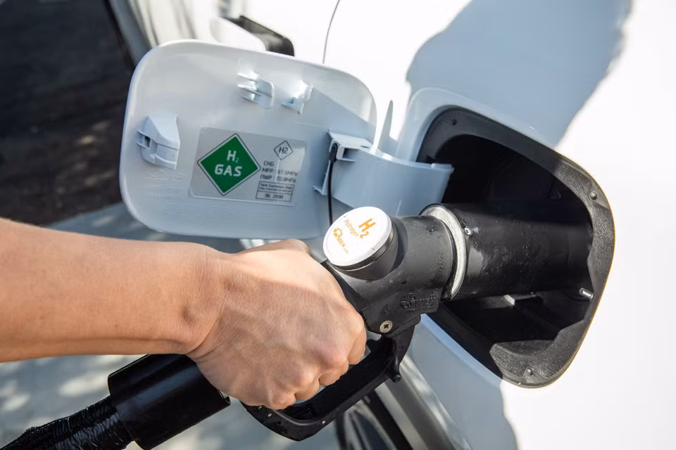 Fuel Cell (tế bào nhiên liệu) là dạng năng lượng xanh có mật độ cao nhất có thể dùng cho ôtô điện hiện nay. Bên cạnh mật độ năng lượng cao, tế bào nhiên liệu còn có ưu điểm là tạo nên năng lượng từ khí oxy và hydro - hai loại khí vô tận trên trái đất.