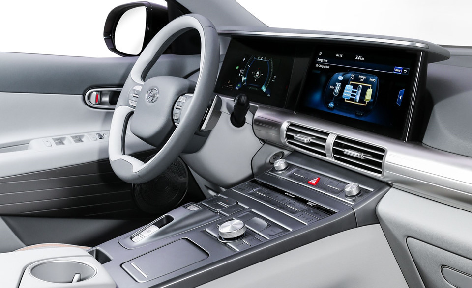 Bên trong nội thất, Nexo còn sở hữu các ghế sưởi/làm mát, sạc điện thoại không dây và màn hình thông tin giải trí 12,3 inch hỗ trợ Android Auto và Apple CarPlay. Khách hàng có thể tùy chọn thêm hệ thống âm thanh cao cấp của Krell với hệ thống khuếch đại 8 kênh, loa và hệ thống điều chỉnh âm thanh.