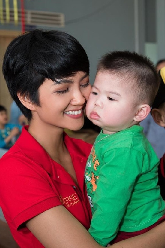 Trong các hoạt động cộng đồng, H'Hen Niê để tóc tự nhiên.