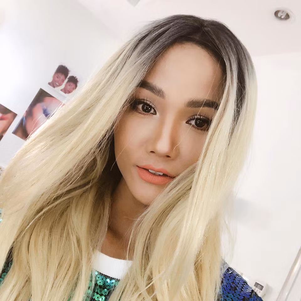 Hoa hậu từng làm nhiều người giật mình với mái tóc giả dài màu bạch kim