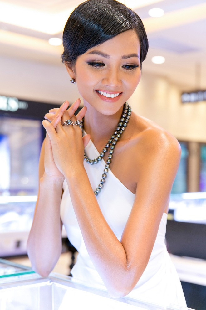 Để mái xéo, vuốt keo dày khiến H'Hen Niê khá chững chạc, nhưng trông cô vẫn luôn tràn đầy năng lượng.