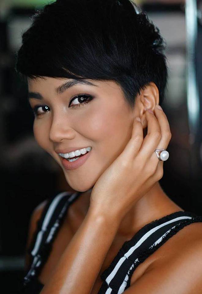 Nhưng trong nhiều hoàn cảnh xuất hiện trước ống kính, cô biến hóa linh hoạt với rất nhiều kiểu tóc ngắn khác nhau. Khi thì cắt ngắn, sấy tự nhiên không cần vuốt keo...