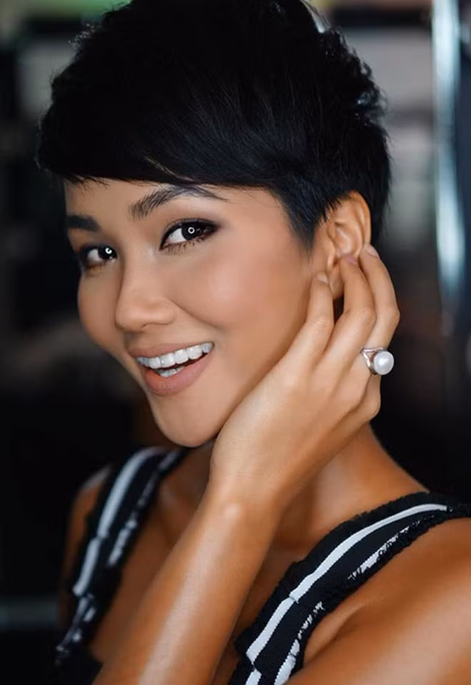 Nhưng trong nhiều hoàn cảnh xuất hiện trước ống kính, cô biến hóa linh hoạt với rất nhiều kiểu tóc ngắn khác nhau. Khi thì cắt ngắn, sấy tự nhiên không cần vuốt keo...