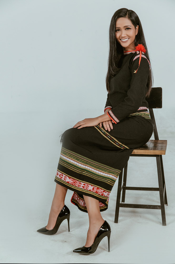 Lúc lại biến hóa thành cô gái Ê đê nữ tính với mái tóc dài đen tự nhiên