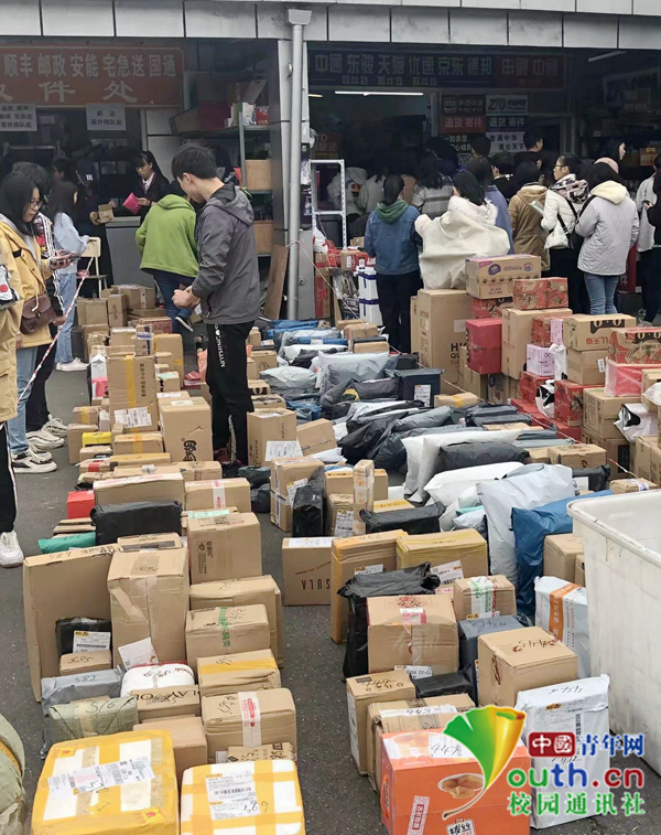 Sinh vien doc vi mua sam ngay giam gia, san truong do dong buu kien-Hinh-6