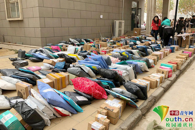 Sinh vien doc vi mua sam ngay giam gia, san truong do dong buu kien-Hinh-2