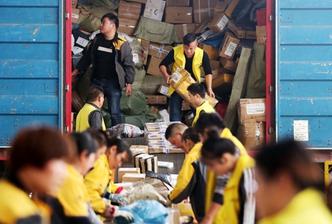 Sinh vien doc vi mua sam ngay giam gia, san truong do dong buu kien-Hinh-4