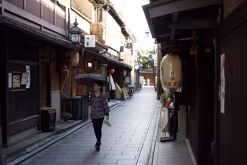 Phía trước những nhà hàng truyền thống ở Gion thường được che bằng một tấm vải xẻ hai trong khi tầng trên có những bức mành tre phủ kín.