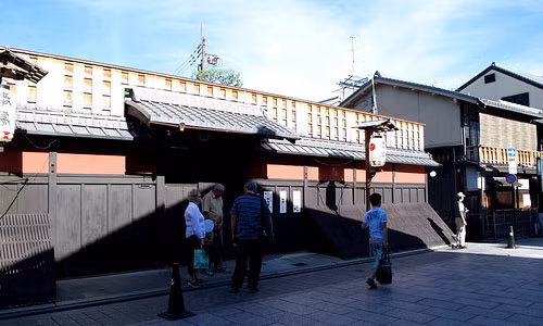 Khi đến đây, du khách có cơ hội chiêm ngưỡng các tòa nhà gỗ cổ điển, các quán trà và nhà hàng kiểu xưa.