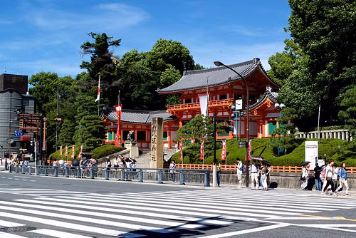 Gion là một trong số ít các "quận geisha" còn lại của Nhật Bản. Khi đến đây, du khách sẽ có cơ hội khám phá nghệ thuật giải trí truyền thống nổi tiếng của Nhật Bản.