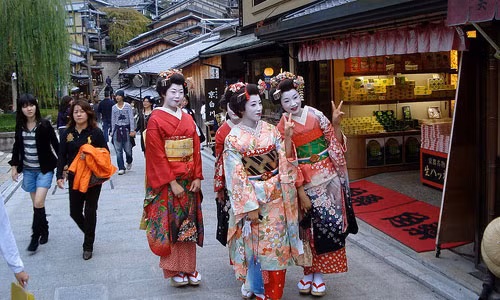 Khi đi lại trên phố, du khách sẽ có thể bắt gặp hình ảnh các nàng geisha hay maiko (geisha tập sự).