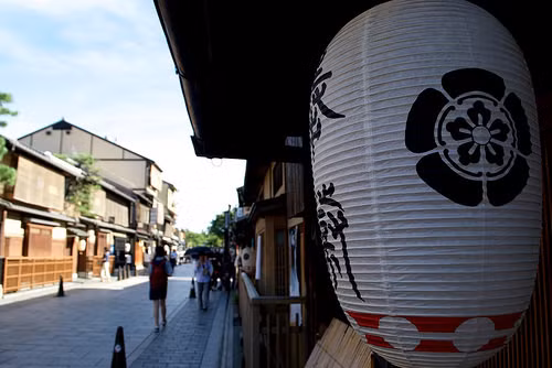 Khi đến Gion, du khách sẽ bắt gặp nhiều cô gái Nhật Bản xinh đẹp trong bộ kimono truyền thống đi lại trên đường phố.