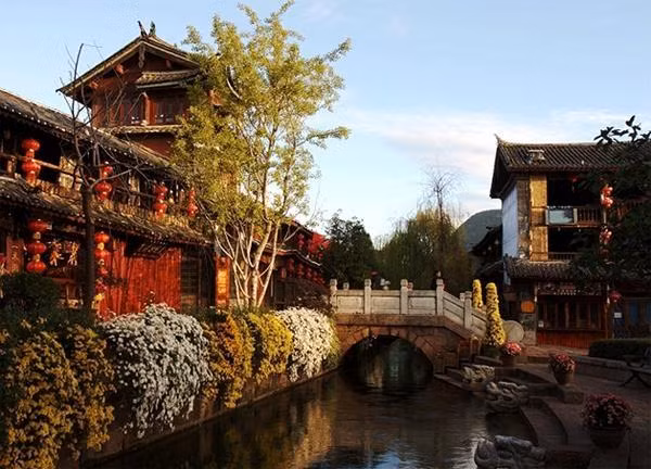 Phố cổ Lệ Giang còn được biết đến với tên gọi Đại nghiên cổ trấn xưa hay Venice của phương Đông.