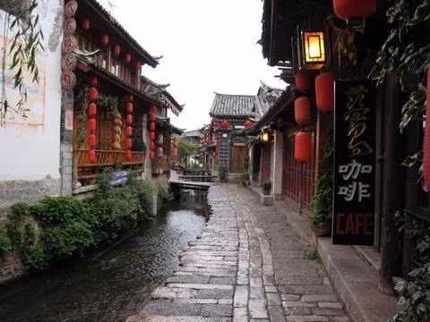 Vào năm 2015, chính quyền thành phố Lệ Giang cấm các cửa hàng, quán ăn và hộ dân bật nhạc ngoài đường phố vào ban ngày và sau 23h30 đối với các quán bar, hộp đêm. Quy định này được ban hành để hạn chế tình trạng ô nhiễm tiếng ồn tại khu phố cổ nổi tiếng.