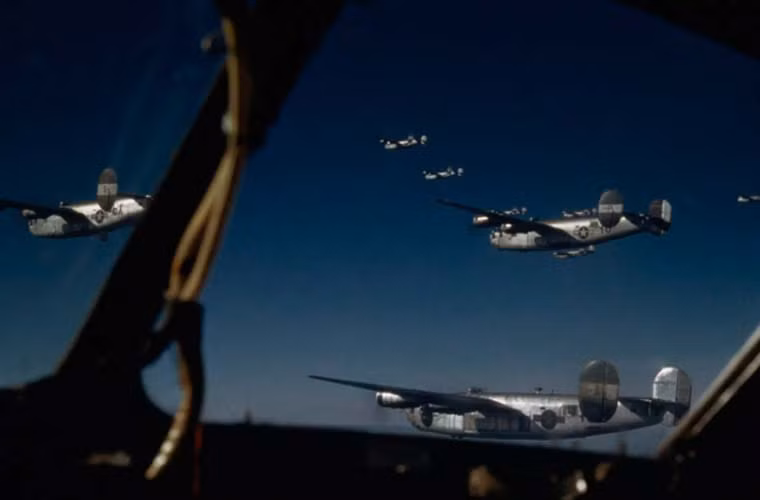 Nhiều máy bay ném bom B-24 Liberator trên đường thực hiện nhiệm vụ tấn công một mục tiêu của Đức quốc xã tại Đức năm 1944.