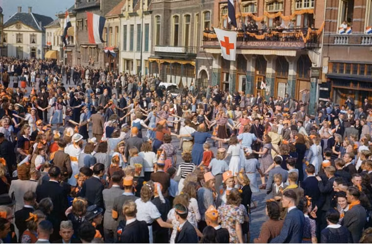 Người dân Hà Lan hân hoan xuống đường ăn mừng, ca hát, nhảy múa sau khi quân đồng minh giải phóng Eindhoven tháng 9/1944.