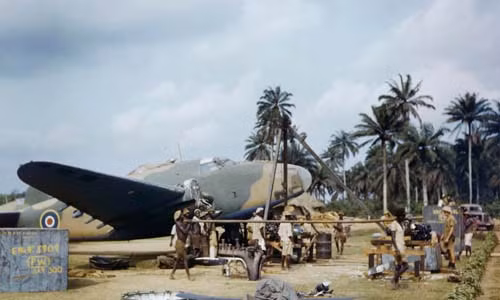 Một nhóm công nhân địa phương giúp đỡ Lực lượng Không quân Hoàng gia Anh thay động cơ của máy bay ném bom Lockheed Hudson tại Yundum, Gambia tháng 4/1943.