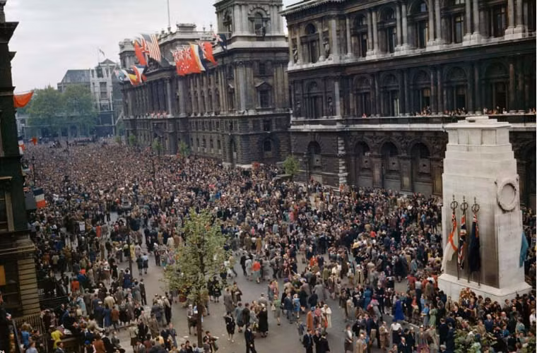 Người dân đổ ra đường ăn mừng sự kiện Chiến tranh thế giới 2 đi đến hồi kết. Ảnh chụp tại Whitehall, Vương quốc Anh ngày 8/5/1945.