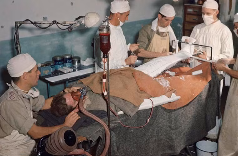 Một người lính Anh bị thương được đội ngũ y bác sĩ truyền máu và điều trị tại Italy tháng 10/1944. Trong Thế chiến 2, hàng triệu binh sĩ thương vong trong các trận chiến khốc liệt.