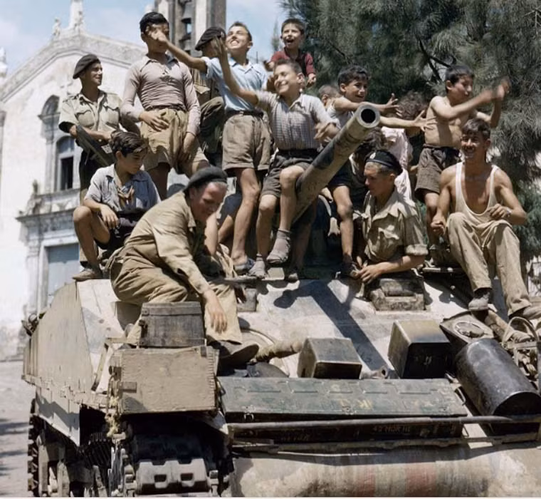 Trẻ em thích thú khi được trèo lên cỗ xe tăng Sherman. Ảnh chụp ở Sicily tháng 8/1943.