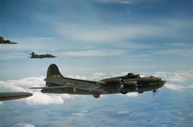 Dàn máy bay B-17 “Flying Fortress” (Pháo đài bay) của Không quân Mỹ thực hiện nhiệm vụ tấn công tàu ngầm U-boat tại Lorient tháng 5/1943.