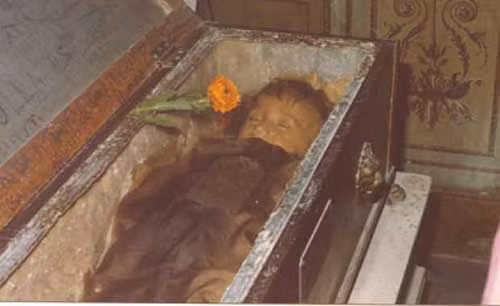 Đây được coi là “xác ướp đẹp nhất thế giới” bởi nét mặt cô bé Rosalia vẫn còn nguyên vẹn, tươi tắn, trông giống như đang ngủ một giấc ngon lành.