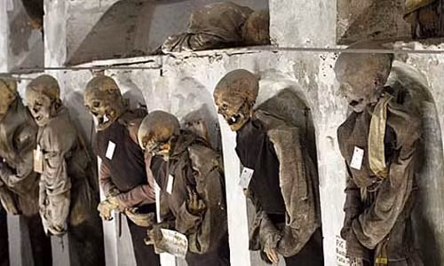 Một số nguồn tin cho hay xác của vị thầy tu đầu tiên được ướp ở đây là năm 1599. Ngoài xác ướp của các thầy tu, hầm mộ Capuchin còn là nơi yên nghỉ của một số người giàu có.