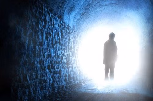 Không lâu sau đó, cậu bé Leininger, 2 tuổi, đã bộc lộ những kiến thức về máy bay và Chiến tranh thế giới 2. Một thời gian sau, cậu bé nói với mọi người rằng trước đây cậu là một phi công lái máy bay chiến đấu hải quân trong Chiến tranh thế giới 2.