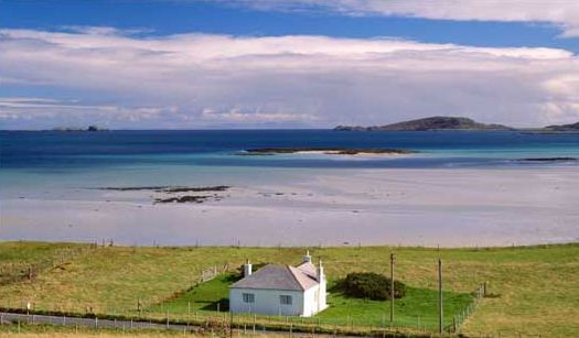 Cậu kể rằng đã từng sống trong một ngôi nhà màu trắng trên đảo Barra, ngoài khơi phía tây bờ biển Scotland. Gia đình cậu có nuôi một con chó hai màu đen, trắng và cha cậu tên là Shane Robertson. Ông qua đời trong một tai nạn xe hơi.