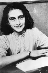 Ban đầu, cha mẹ của Karlen không tin con gái mình là hóa thân của Anne Frank. Tuy nhiên, mọi chuyện đã thay đổi khi gia đình cô đi nghỉ ở Amsterdam. Karlen biết chính xác ngôi nhà của Anne Frank nằm ở đâu và dẫn mẹ tới đó. Cô còn nhớ mọi thứ trong ngôi nhà mà không cần đến hướng dẫn viên du lịch.