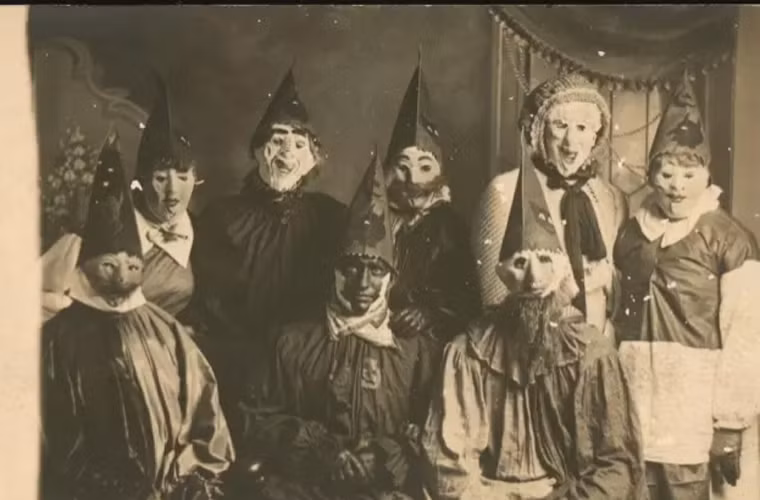 Một bữa tiệc hóa trang đêm Halloween năm 1900. Nhiều người hóa trang thành những nhân vật có diện mạo đáng sợ.
