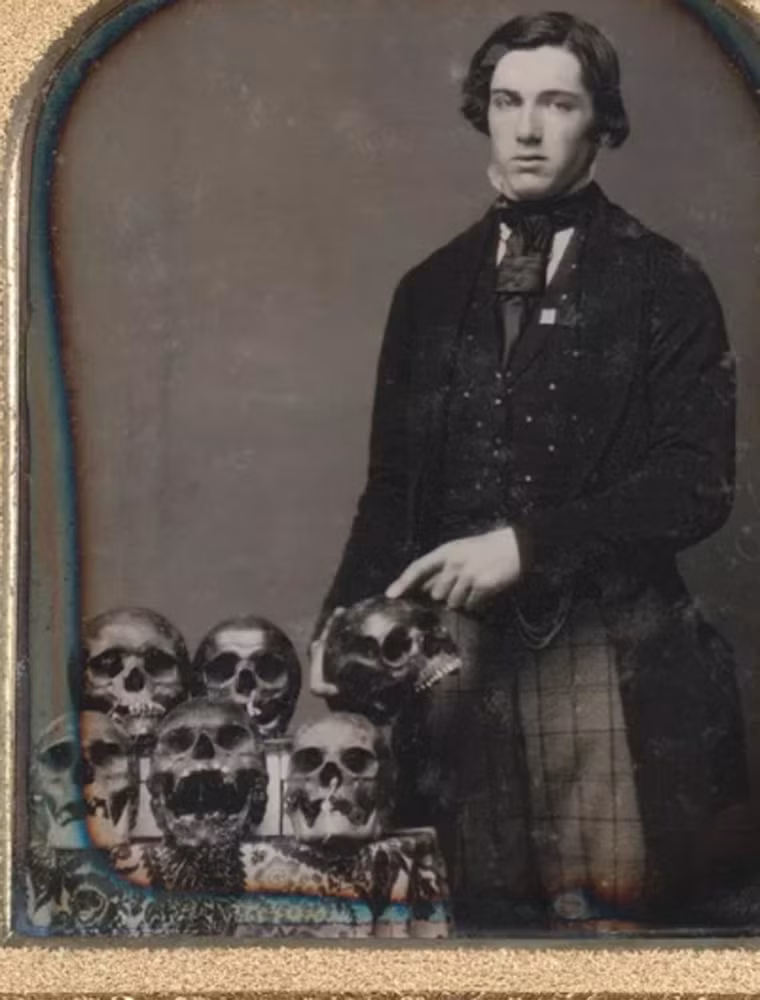 Một người đàn ông bên bộ sưu tập sọ người năm 1850.