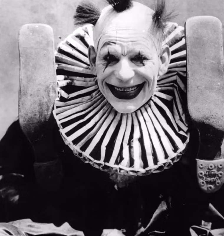 Một chú hề với nụ cười luôn thường trực trên môi năm 1924. Đối với một số trẻ em, chú hề trở thành nỗi sợ hãi tột độ.