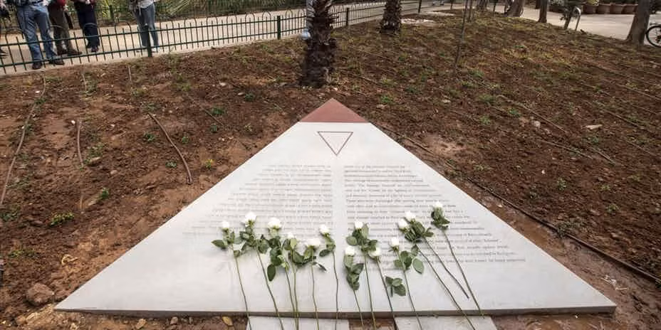 Trong những năm Chiến tranh thế giới 2, người đồng tính được các bác sĩ phát xít Đức lựa chọn làm đối tượng thử nghiệm y tế hãi hùng như "Thiên sứ của quỷ thần" Josef Mengele. Thêm vào đó, người khuyết tật bị coi là gánh nặng của xã hội nên bị Đức quốc xã giết hại.