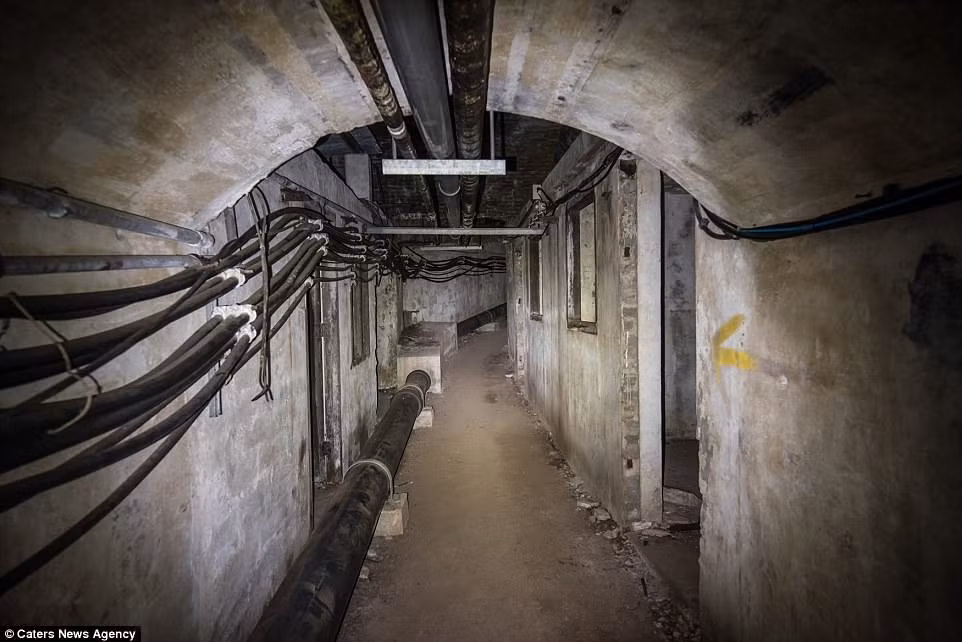 Năm 1940, quân đồng minh đã xây dựng đường hầm bí mật bên trong núi Gibraltar để bảo đảm an toàn cho binh sĩ cũng như các trang thiết bị khỏi các cuộc ném bom oanh tạc của phát xít Đức.