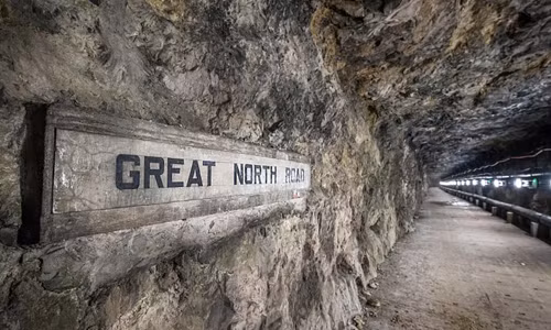 Đường hầm bí mật này được đặt tên là "Great North Road". Gibraltar có vị trí chiến lược quan trọng trong Chiến tranh thế giới 2 bởi vì nó cho phép Anh kiểm soát khu vực biển Địa Trung Hải.