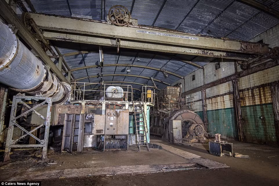 Đường hầm bí mật này có nguồn cung cấp điện riêng. Trạm phát điện Calpe Hole cung cấp điện cho tất cả khu vực ở bên trong núi Gibraltar. Phía trên ngọn núi này cũng có trạm phát điện riêng.