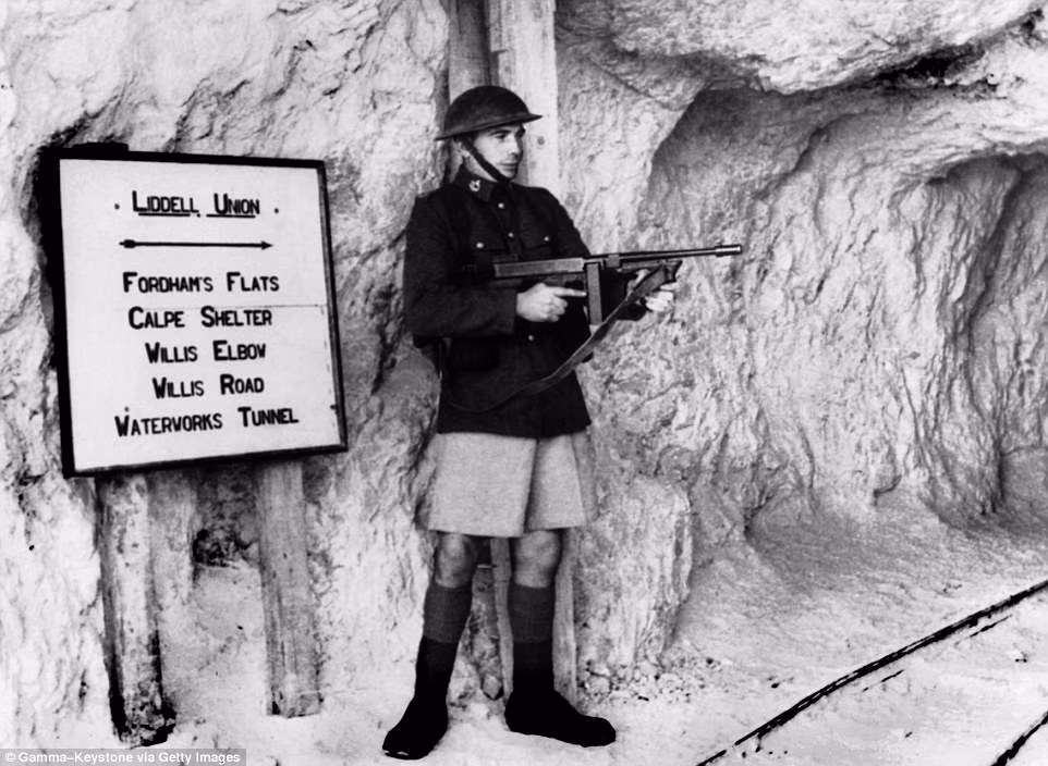 Với sức chứa 16.000 binh sĩ có thể sống trong 16 tháng, đường hầm bí mật này có một trạm phát điện, trạm điện thoại, bệnh viện, cửa hàng thực phẩm, kho vũ khí, trạm sửa chữa...