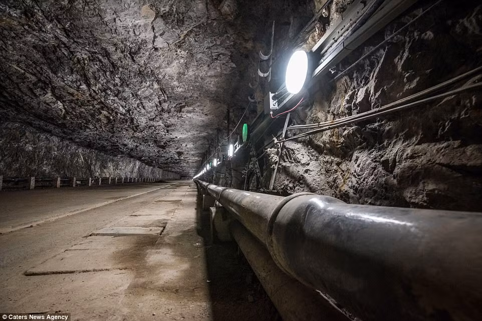 Nguồn nước ngọt sử dụng bên trong đường hầm được lấy từ các bể chứa nước dưới lòng đất.