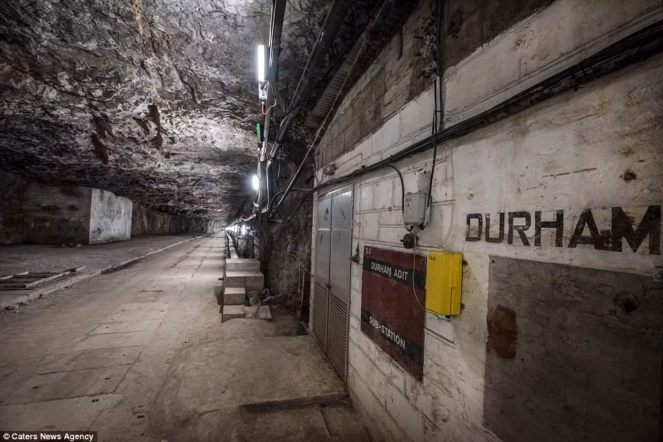 Bên trong đường hầm bí mật là nhiều lối đi, kho chứa... được đặt theo tên các quận, thành phố của Anh như Maida Vale, Peterborough, Doncaster, Durham... để binh sĩ Anh nắm bắt được sơ đồ đường đi, tránh bị lạc đường.