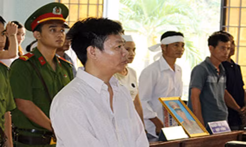 Lâm tại tòa.