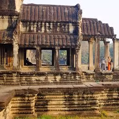 Ngay từ thuở ban đầu, nước là trung tâm sự phát triển của Angkor. Các kênh và hồ chứa được xây dựng để nhận và dự trữ nước từ những ngọn đồi, đồng thời để kiểm soát lũ lụt và phân phối nước cho hoạt động sản xuất nông nghiệp. Thành phố này còn có hệ thống chống tràn và dẫn nước dư thừa đến hồ Tonle Sap ở phía nam.