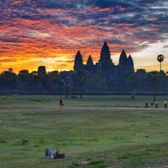 Lũ lụt gây thiệt hại nghiêm trọng cho hệ thống thủy lợi, cắt đứt liên lạc giữa các khu vực. Ở phía nam, các kênh bị tắc nghẽn bởi đất đá xói mòn từ trung tâm thành phố. Cây cầu ở Angkor Thom được xây dựng bằng những khối đá tái sử dụng từ các ngôi đền bởi vì nhiều khối trong đó được chạm khắc phức tạp.