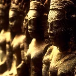 Mạng lưới kênh rạch ở đây đã trải qua nhiều lần sửa chữa và tu bổ. Những đoạn kênh ra đời sớm đều dùng để dẫn và xử lý nước. Kể từ thế kỷ 12 – khoảng thời gian ngôi đền Angkor Wat được xây dựng, đế quốc Khmer phát triển cực thịnh với những con kênh lớn mới được xây dựng. Chúng giữ vai trò chủ yếu là xử lý nước.