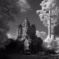 Thời kỳ Angkor bắt đầu vào năm 802. Trong vài thế kỷ tiếp theo, thủ đô Angkor của đế quốc Khmer vô cùng phát triển, với dân số gần 1 triệu người và trở thành thành phố lớn nhất thế giới thời kỳ tiền công nghiệp.